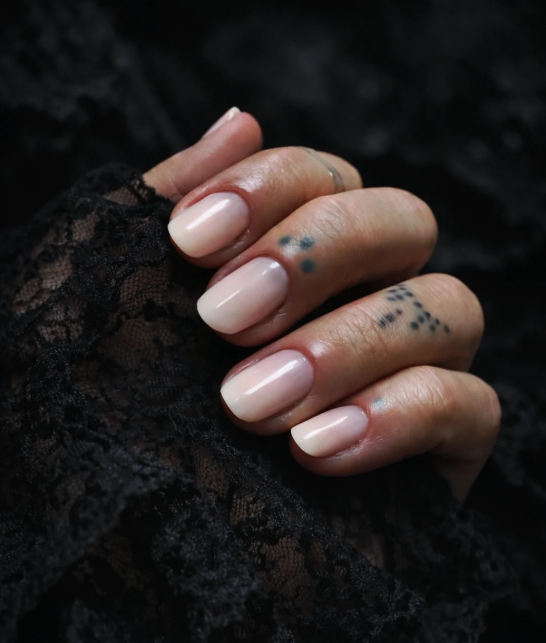 Ongles courts arrondis dans une teinte nude rosée, une manucure naturelle et soignée à Zimmerbach, près de Munster.