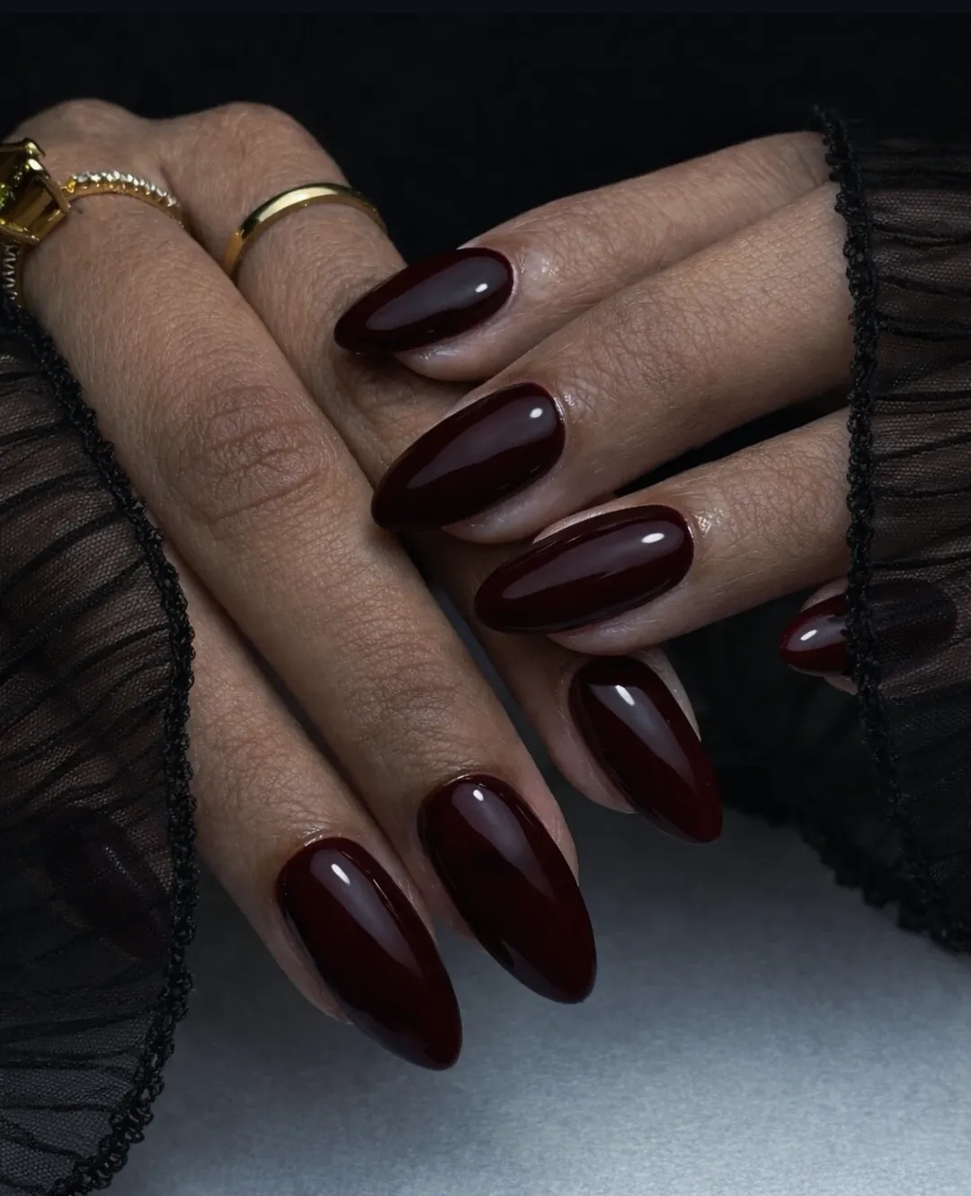Ongles en amande bordeaux aux teintes profondes, réalisés à l’onglerie d’Emmanuelle à Zimmerbach.