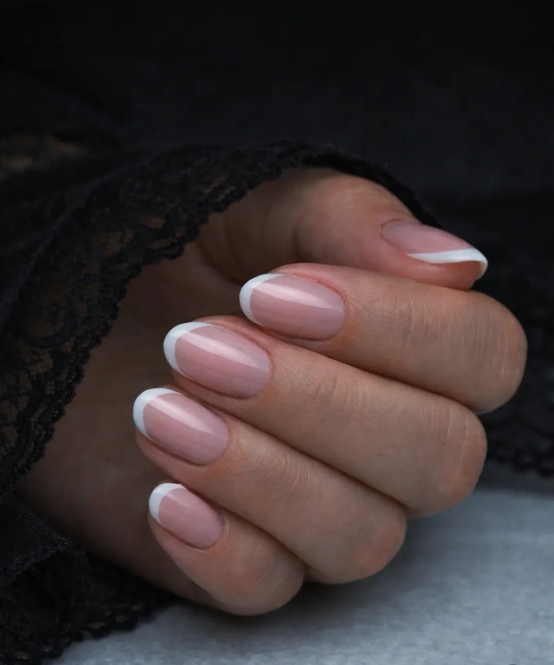Ongles naturels courts avec une french blanche classique, une manucure discrète et soignée à Zimmerbach, près de Turckheim.